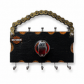 Llavero de Pared Harley-Davidson Artesanal en Madera con Cadena de Moto | Decoración Industrial Exclusiva